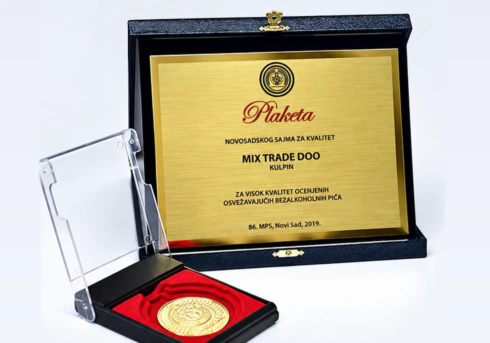 Zlatna plaketa Novosadskog sajma za kvalitet dodeljena kompaniji Mix Trade DOO Kulpin za visok kvalitet ocenjenih osvežavajućih bezalkoholnih pića, 86. MPS, Novi Sad 2019, sa medaljom u kutiji