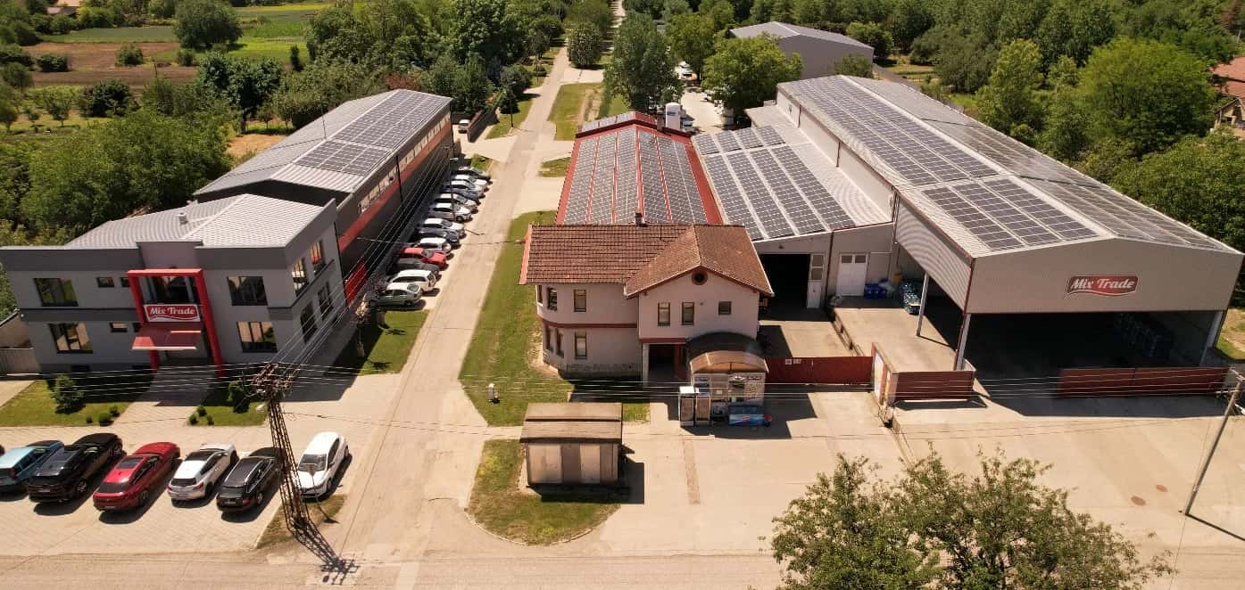 Proizvodni kompleks Mix Trade u Kulpinu iz vazduha: upravna zgrada i proizvodne hale sa solarnim panelima uz ulicu.