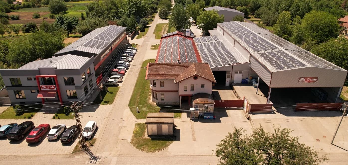 Proizvodni kompleks Mix Trade u Kulpinu iz vazduha: upravna zgrada i proizvodne hale sa solarnim panelima uz ulicu.