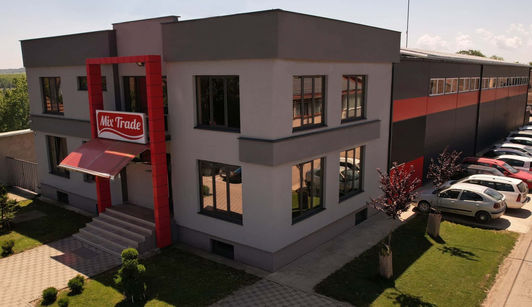 Upravna zgrada Mix Trade-a u Kulpinu, sa crvenim ulaznim portalom i logotipom